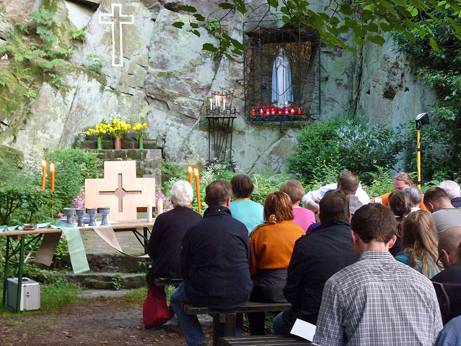 Wallfahrer aus Meschede besuchten die Fatima Grotte (Foto: Karl-Franz Thiede)